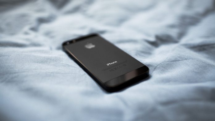 Black-Apple-iPhone-5-Bed-Sheets-Desktop-Wallpaper