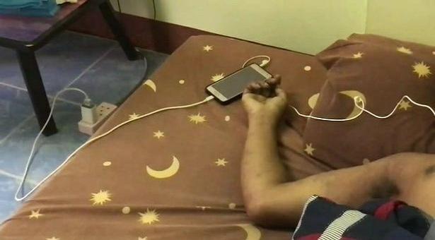 young-man-dead-by-electrocuted-of-samsung-mobile-145461