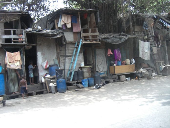 1200px-Wadala_slums_-_Mumbai