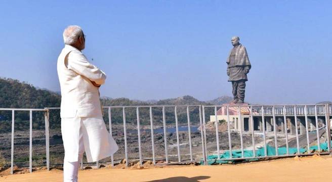প্যাটেলের মূর্তির সামনে মোদী