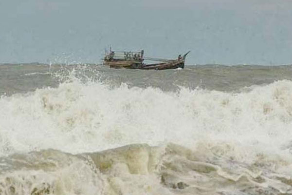 140141_bangladesh_pratidin_Trawler
