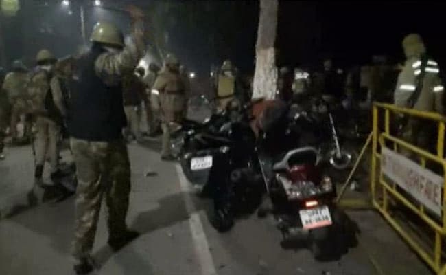 u7giki0o_up-cops-smash-bikes-after-protests-in-aligarh_625x300_15_December_19