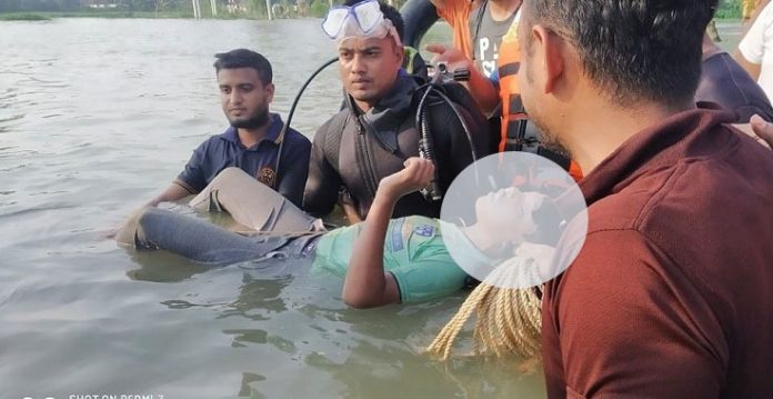 পানিতে ডুবে