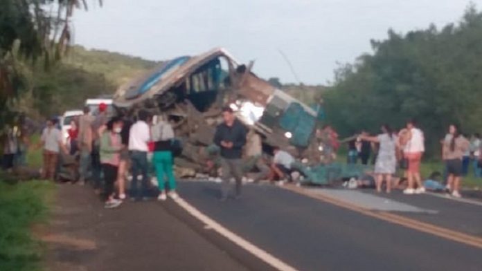 Inter-Brazil-At_least_40_killed-after_bus_and_truck_collide_pic