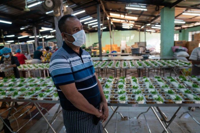 Mosque-in-Myanmar-Is-Giving-Free-Meals-During-Coronavirus-3-1024x683